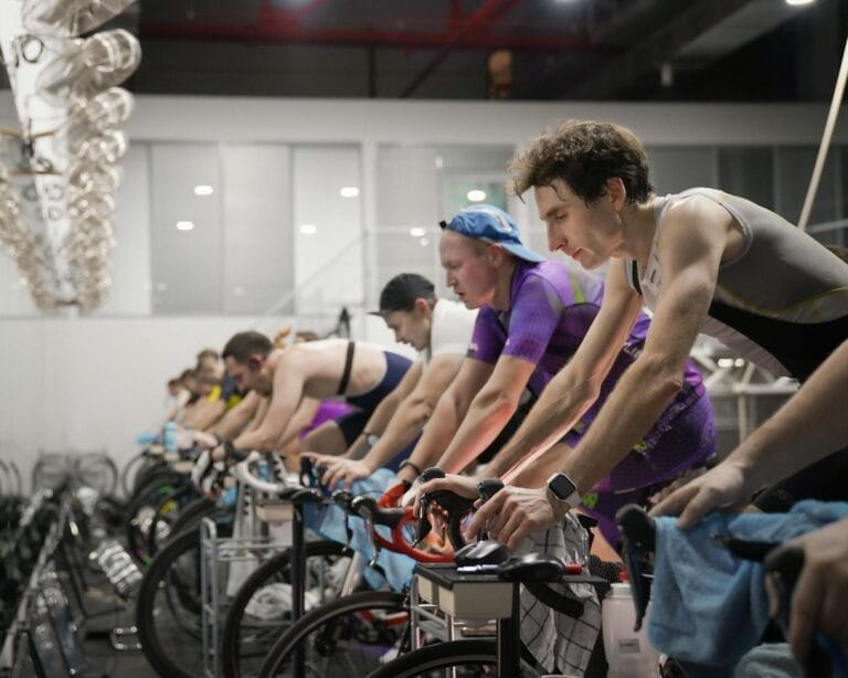 Trening amatora pod triathlon: jak mądrze łączyć pływanie, rower i bieganie