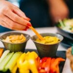 Patera z kolorowymi warzywami i dipem jogurtowym jako imprezowa przekąska