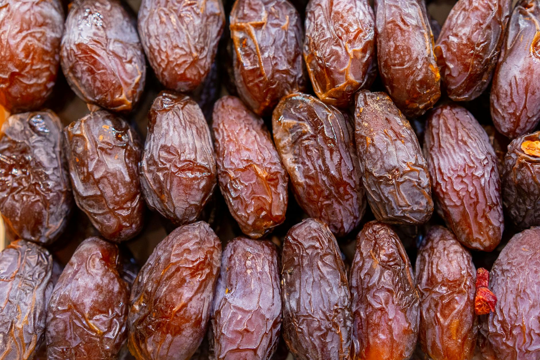 Świeże, dojrzałe daktyle ułożone w rzędach jako naturalny zamiennik cukru