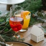 Kolorowy świąteczny stół z prostymi drinkami i dekoracjami