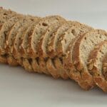 Kromki razowego pieczywa pełnoziarnistego z bliska