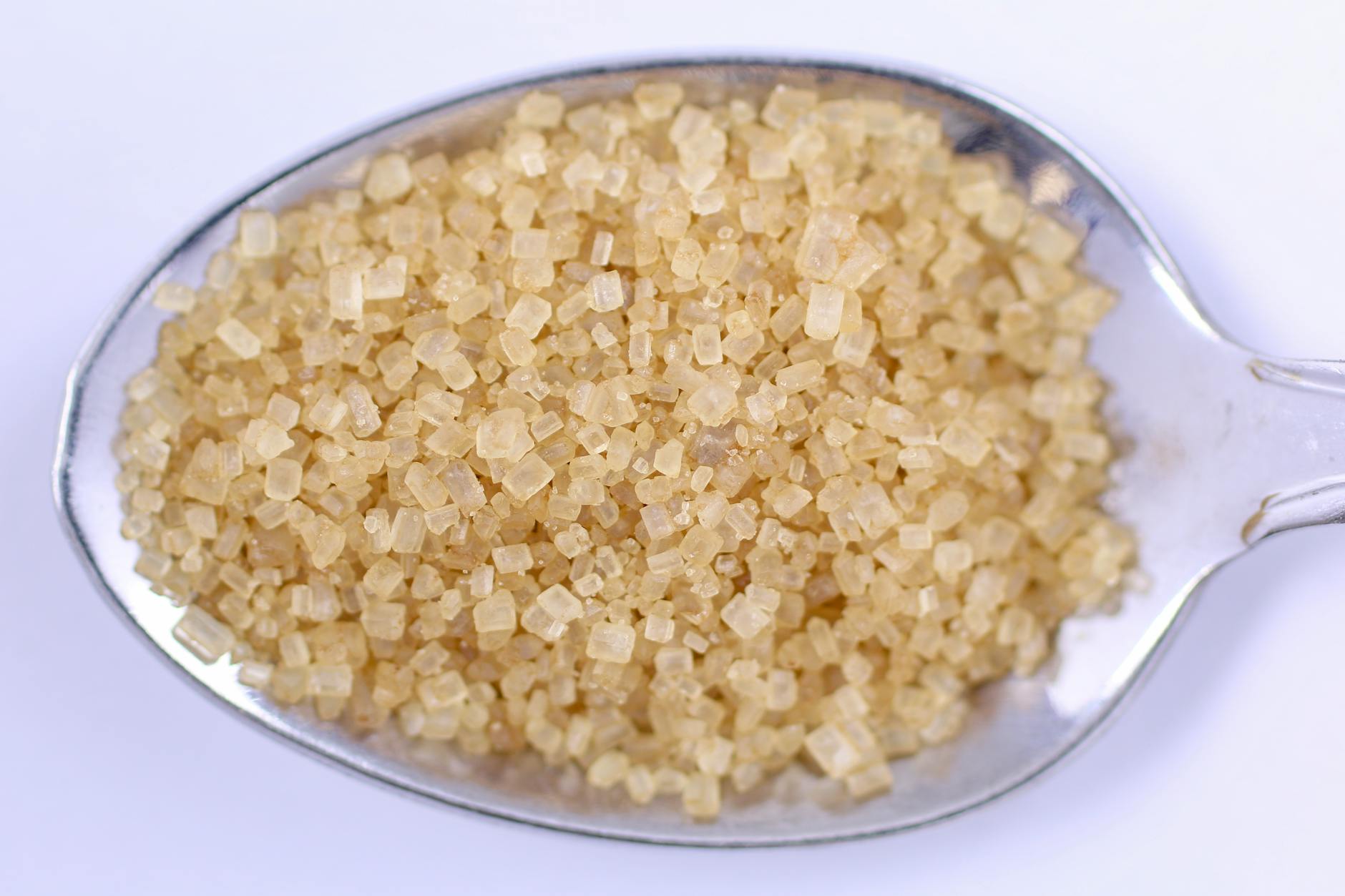 Łyżeczka z brązowym cukrem w zbliżeniu