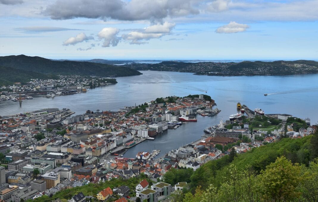 Panorama Bergen z lotu ptaka, między fiordem a górami