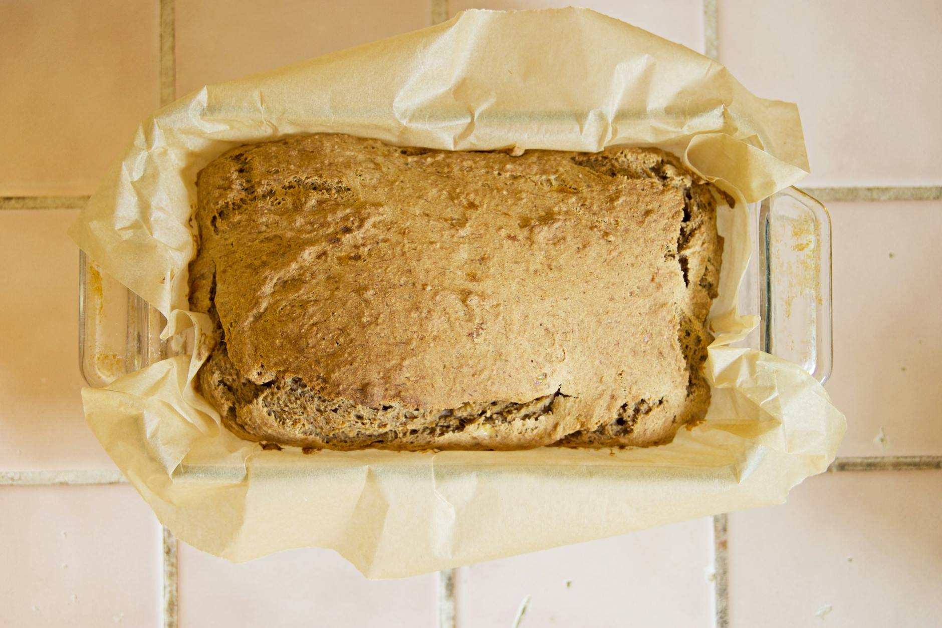 Świeżo upieczony domowy chlebek bananowy w prostokątnej formie