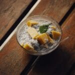Waniliowy pudding chia z kostkami mango i listkiem pietruszki