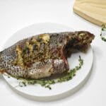 Grillowana cała ryba z świeżym tymiankiem na białym półmisku