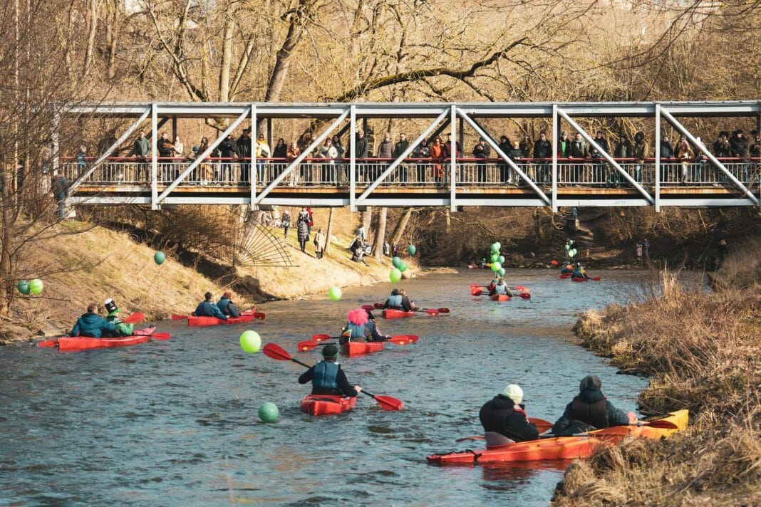 Kajakarze pod mostem w Wilnie podczas wiosennego festiwalu