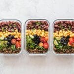 Kolorowy meal prep w szklanych pojemnikach z warzywami i strączkami