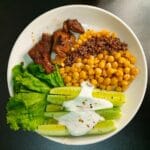 Miska z komosą, ciecierzycą i świeżymi warzywami jako lekka kolacja