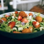 Domowe falafele z chrupiącą sałatką – prosty street food z Bliskiego Wschodu Sałatka z chrupiącym falafelem, świeżymi warzywami i pomidorami