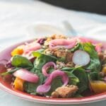 Sałatka ze szpinakiem, kurczakiem i warzywami oraz kieliszek wina