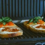 Tost z serem i pomidorem na patelni grillowej, fit przekąska