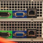 Zbliżenie portów Ethernet i VGA na tylnym panelu serwera