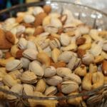 Miska z mieszanką orzechów: migdały, nerkowce i pistacje