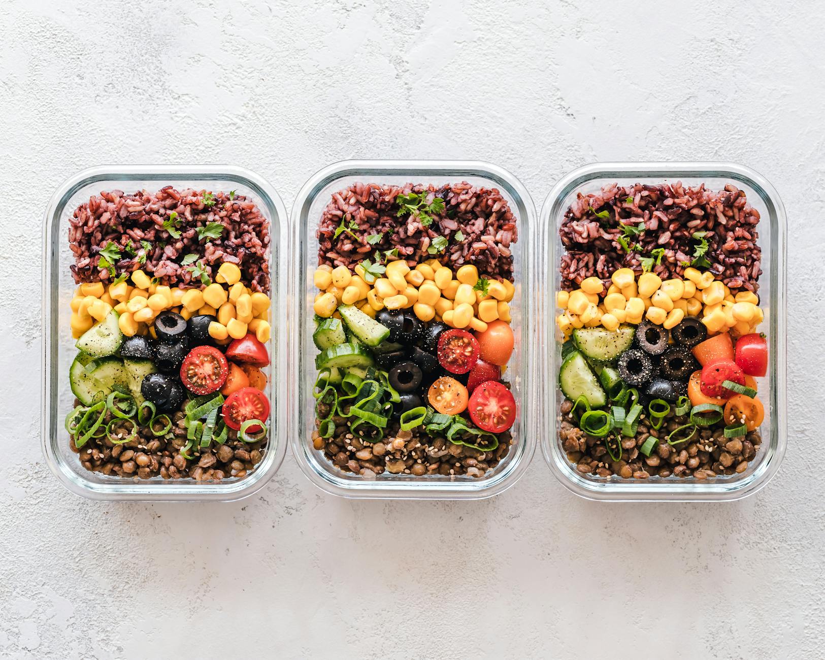 Kolorowy meal prep w szklanych pojemnikach z warzywami i soczewicą