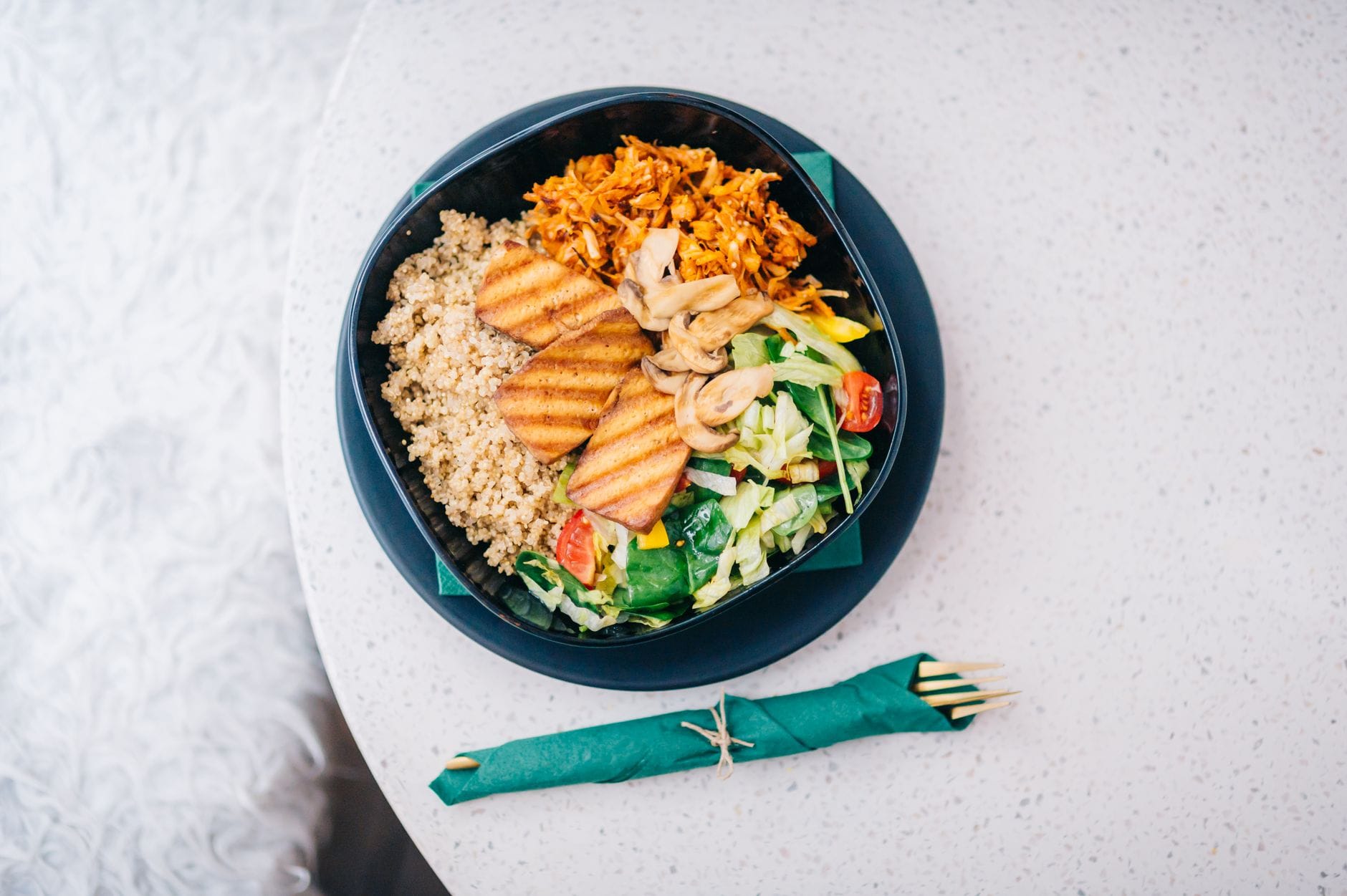 Miseczka z grillowanym tofu, komosą ryżową, sałatą i pieczarkami