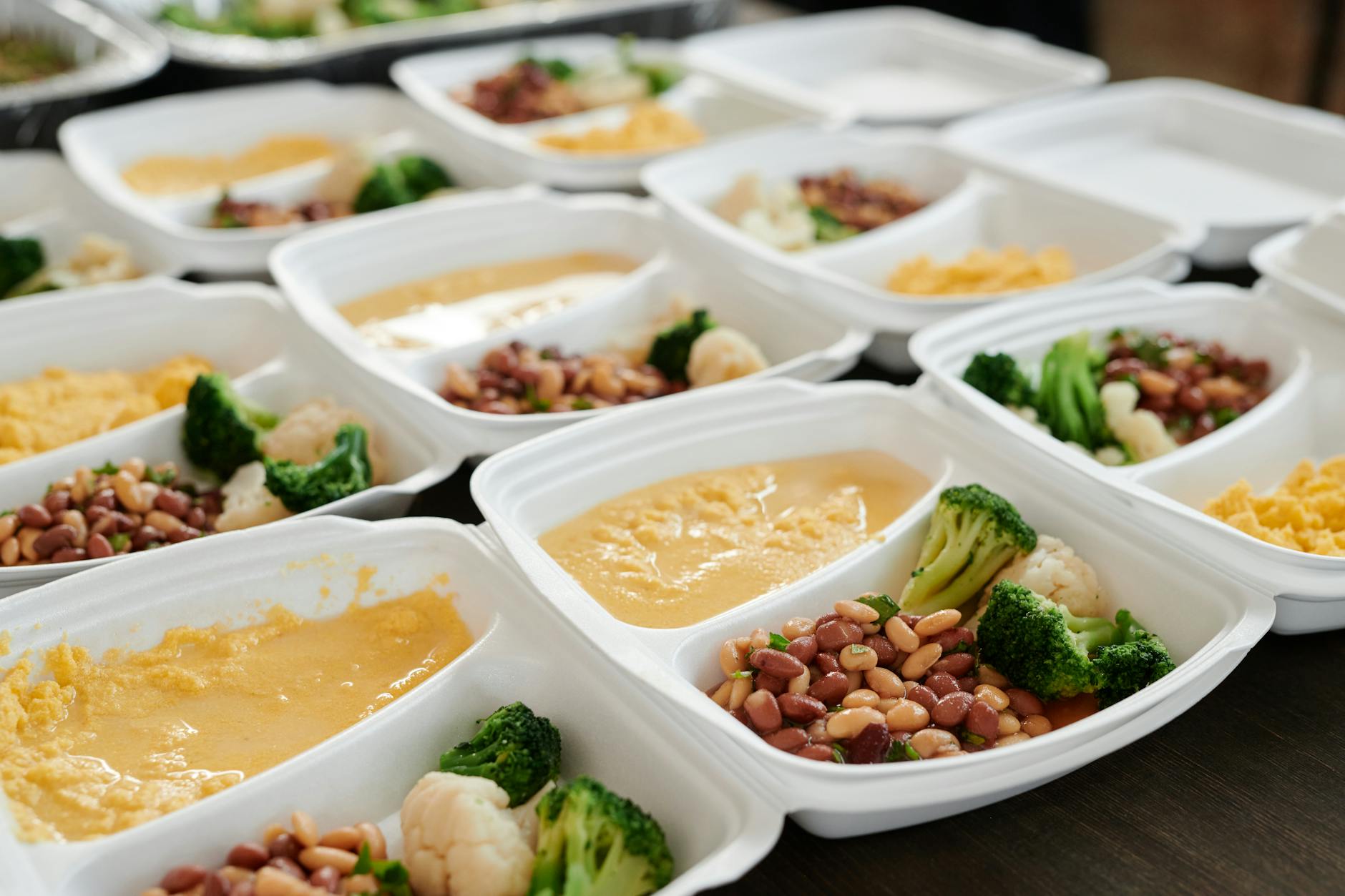 Pojemniki z brokułem, fasolą i jajkami jako meal prep na tydzień