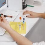 Dieta po wynikach badań: jak dietetyk interpretuje parametry krwi Specjalista analizuje próbki krwi przy komputerze w gabinecie medycznym