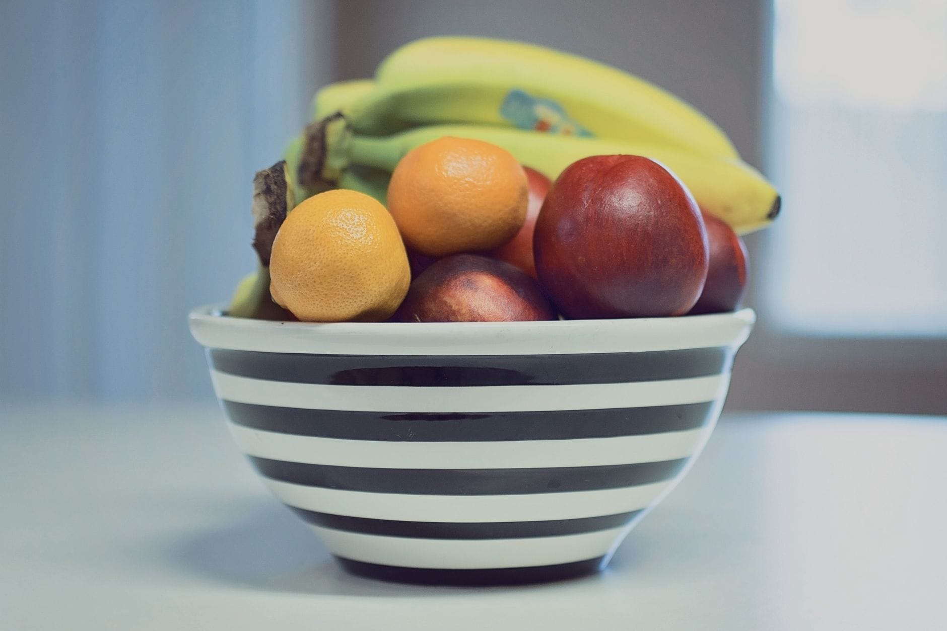 Miska ze świeżymi owocami wspierającymi zdrową dietę